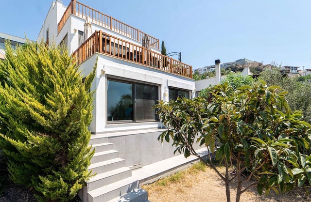 Serene Flat w Sea View and Garden 3 min to Beach