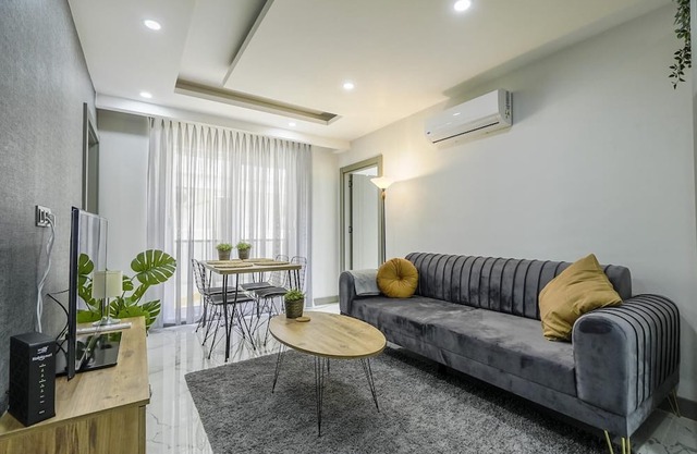 Gorgeous Hideaway with Balcony 10 min to Beach
