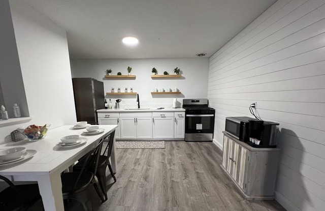Entire 2 bedroom condo - walk to UF/Shands