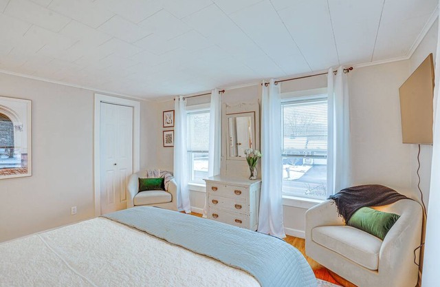Chic New Hartford Apartment - Hike, Golf & Ski!