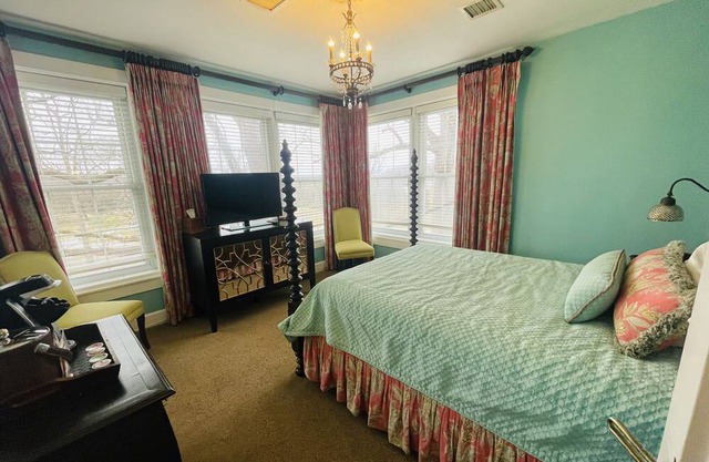 Oak Tree Room queen - Non- Smoking- No Pet