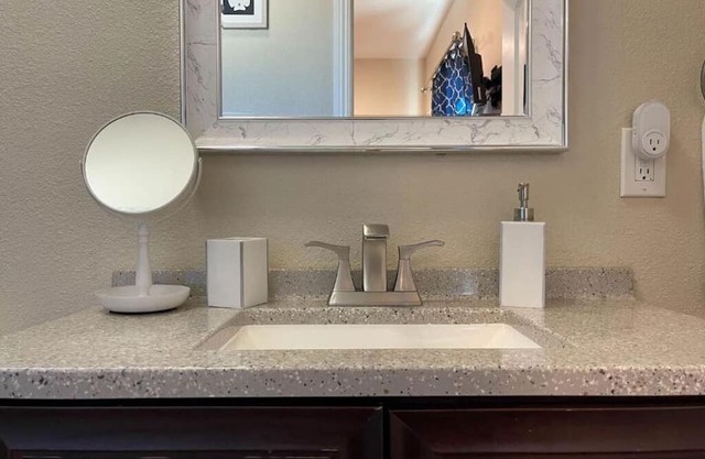 Private 1-Bedroom Suite - Disney 15 mins