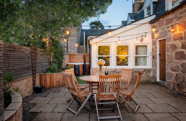 Riverside Cottage with luxurious wood fired hot tub in Ballater