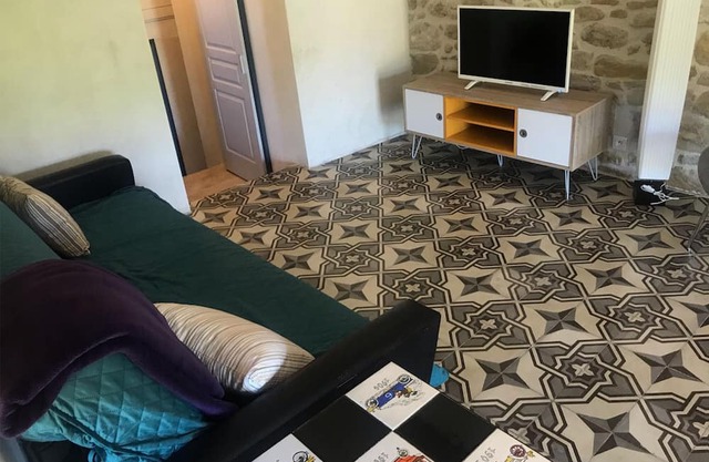 Cottage 'Gite Figuier Et Vignes' with Shared Pool, Private Terrace and Wi-Fi