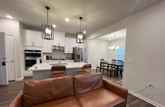 Close to Research Triangle, Wake Med, Duke Med, Airport & Downtown Raleigh.
