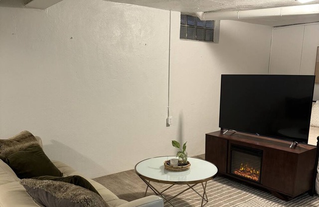 Boho Basement Apartment walking distance to Pleasant Ridge Square & more!