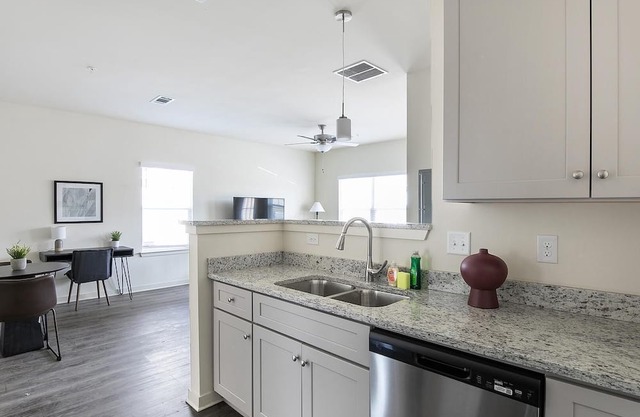 Modern Apartment in Prime Location (ID1401X787)