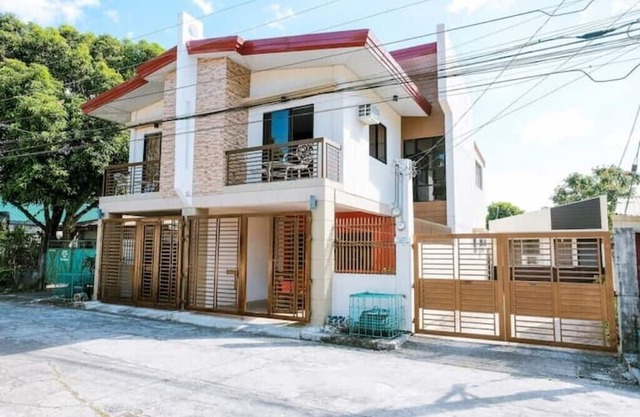 Carmen's Place B: 4- rm duplex, gated, safe, homey