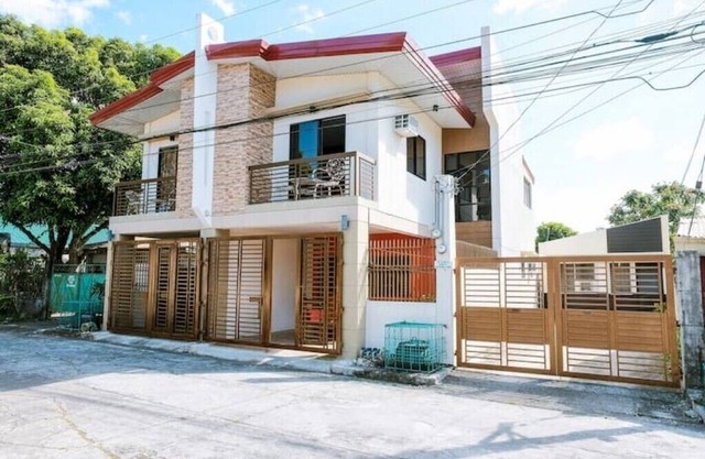 Carmen's Place A: 4- rm duplex, gated, safe, near