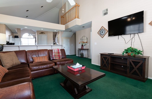 3 Bedrooms w/ Loft ~ Golf Course View ~ Sunroom ~ Near THE STRIP! (FW2-5)