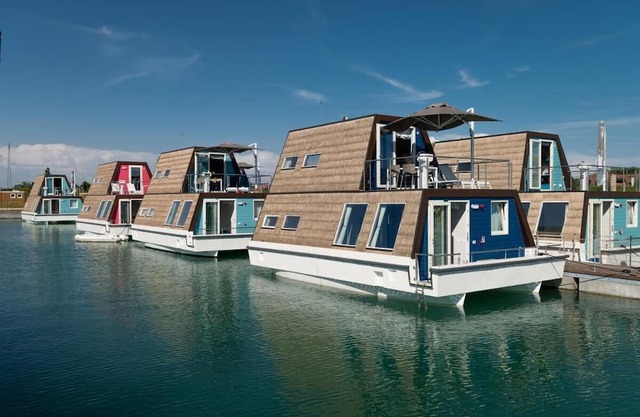 Tranquil Marina Azzurra Resort House boat 2 Bedroom sleeps 6