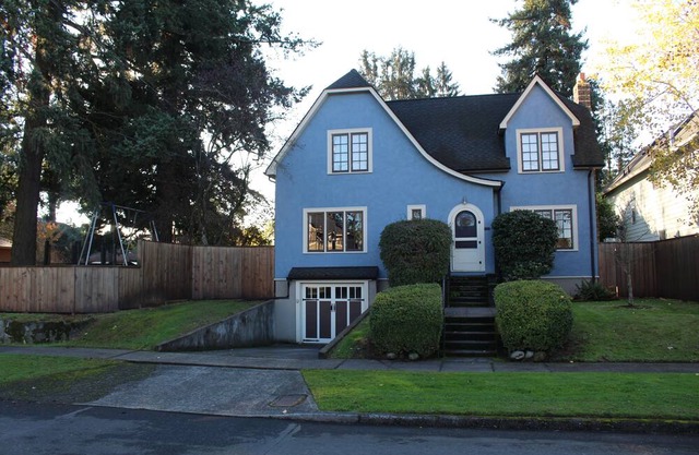 Beautiful Tudor style furnished mid term rental available Nov 30th - Feb 29