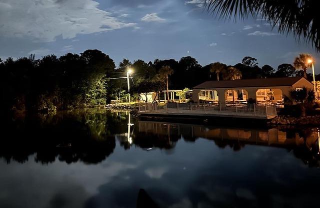 Cozy Lake Front Park Model Close to beaches, golf, restaurants, shops