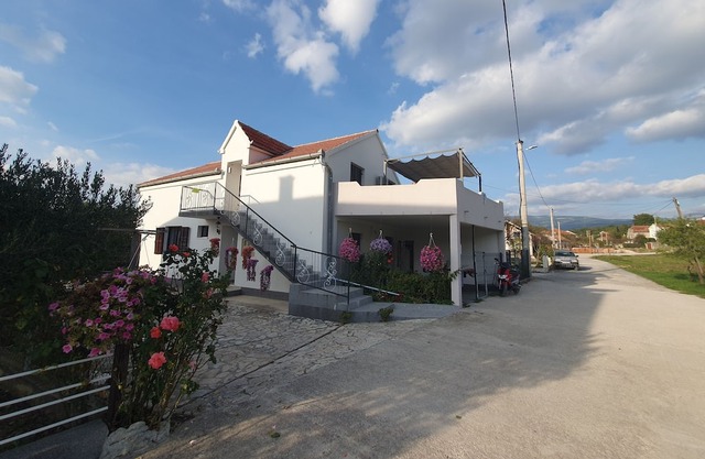 Two bedroom apartment with terrace Knin, Zagora (A-21851-a)