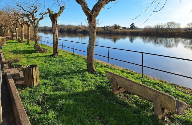 Dordogne Riverside apartment in historic village.