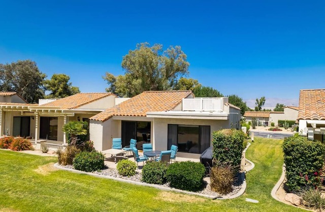 This house is a 2 bedroom(s), 2 bathrooms, located in Palm Desert, CA.