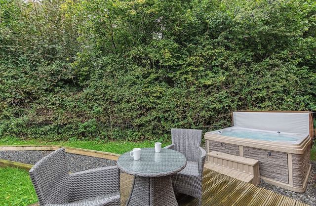 Semi-detached deluxe lodge offering the perfect romantic retreat.