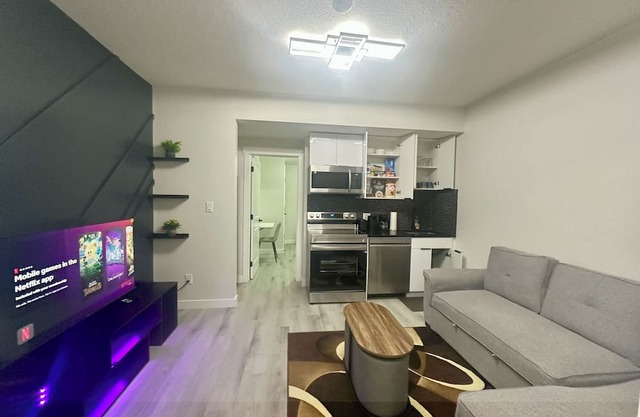 Comfort Suite |10 Mins to WEM, 30 Mins to YEG