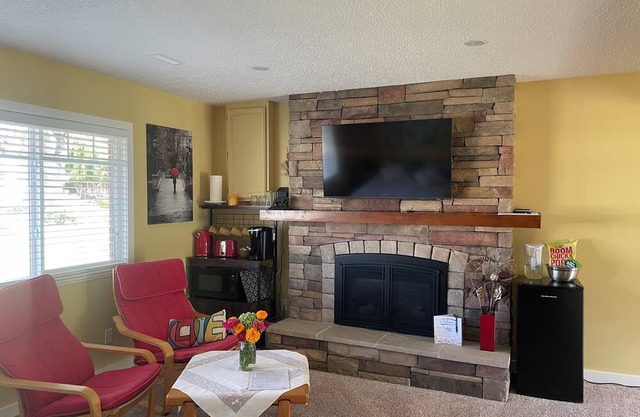 Private suite with Hot Tub-near airport & downtown Kelowna