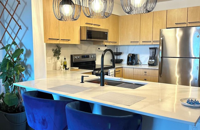 Bright Modern Condo Near SkyTrain & Hospital