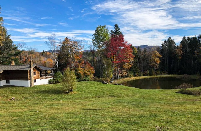 Cozy log cabin w/ wood-burning fireplace, balcony, close to recreation, pond