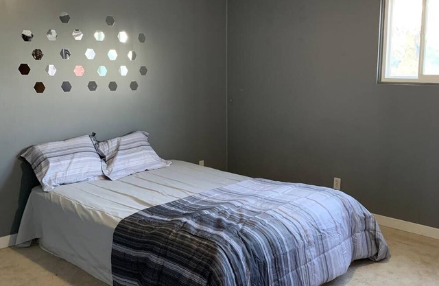 Cozy Entire House with 3 Bedrooms, 2 Washrooms near the Costco & South Common!