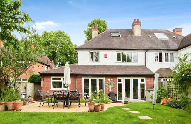 Spacious 4BR Home in Moseley Village, near City Centre