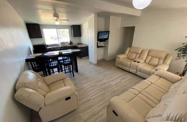 Family Apartment & Free Parking!