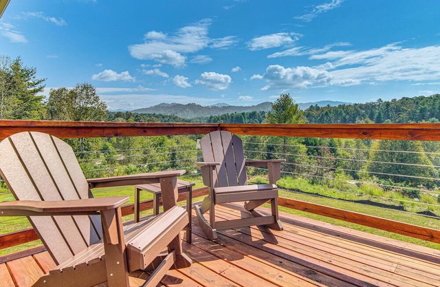 5 Mi to Dtwn, Stunning Views: Weaverville Retreat!