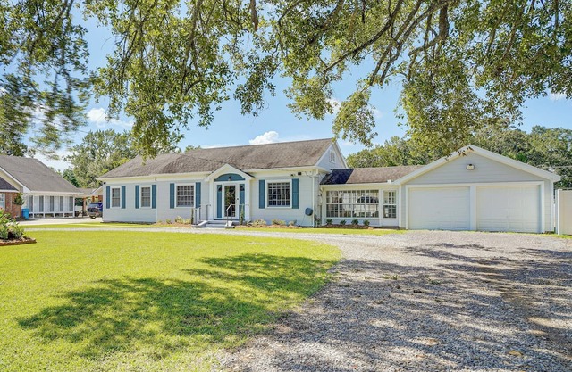 Peaceful Patio, Sunroom: Pet-Friendly Baldwin Home