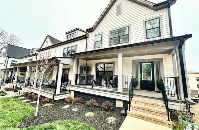 NEW 3 BDRM 3.5 Bath Townhome in Downtown Waxhaw, NC- 25 min to Uptown Charlotte