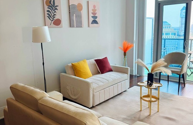 Modern 1-Bed Condo Near Square One, Pearson & Downtown Toronto – Free Parking