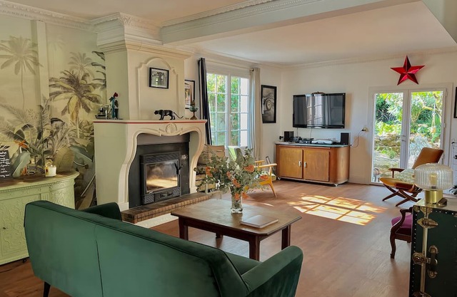 Villa Esterel, for 14 people, located 200 m from the beach