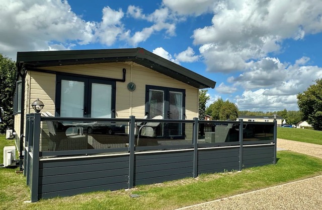 Beautiful lakeside Lodge in tranquil setting
