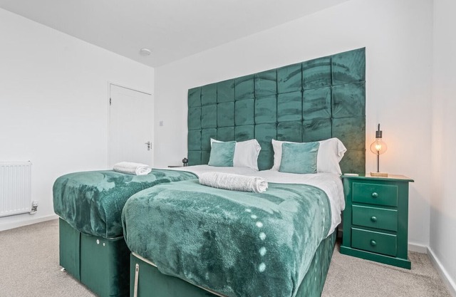 Esmerelda | Sleeps 8 | Contractors | Free Parking