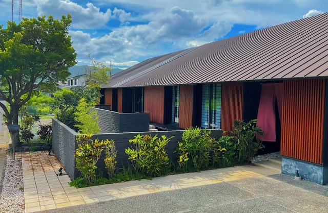 Limited to one pair per day! The entire building is reserved for private use! A luxurious inn designed in a modern Japanese style! You can enjoy your private time in the nature of Amami Oshima with a large projector. ⭐︎