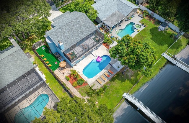 Spacious Lakefront pool retreat in Clearwater less than 20 min to beaches
