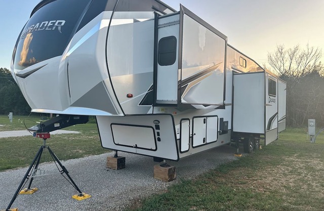 Branson Escape- Charming Stationary Fifth Wheel Rental with Comfort and Style