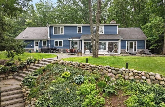 Lakefront 3-bedroom house with AC & Heat on Burt Lake