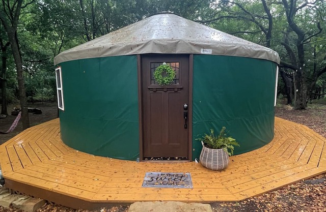 Glamping in Waxahachie, Come stay in our luxury Yurt in the Woods with a Hot Tub