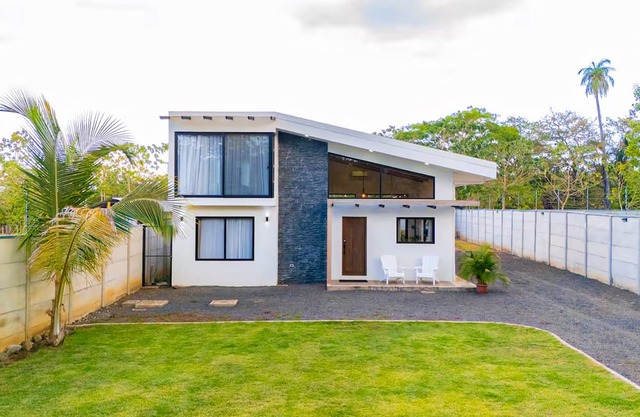 Spacious modern home with firepit, lush yard, dog friendly & near beach