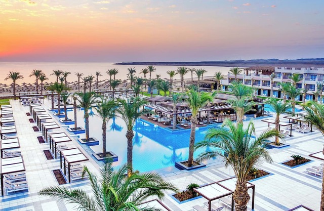 Ocean Escape: Room with Views, Prime Beach Access, and 2 Swimming Pools
