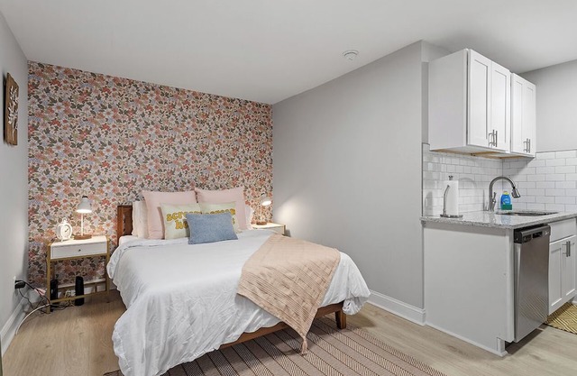 Stylish studio ~ Self Check-In & Fast WiFi Near Downtown Raleigh