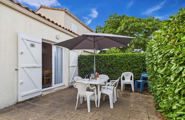 Shared swimming pool, terrace, house for 5
