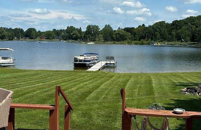 Gorgeous 3-bedroom house with lake access and boat.