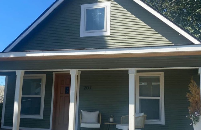 3-bedroom house downtown across from the historic Bingen Theater!