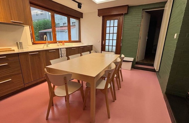 5-bedroom house with free parking