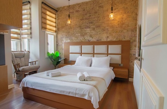 Stylish 2BR Apartment in Central Beyoğlu – LEO-01 Located just steps from Taksim Square, this modern 2+1 flat offers comfort and convenience in the heart of Istanbul. Enjoy easy access to cafes, shops, and public transport.