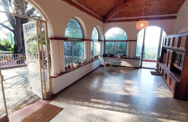 VILLA Sleeps up to 11, wooded area with panoramic view