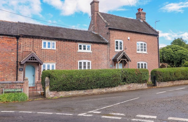 PROSPECT COTTAGE, pet friendly, with a garden in Moddershall